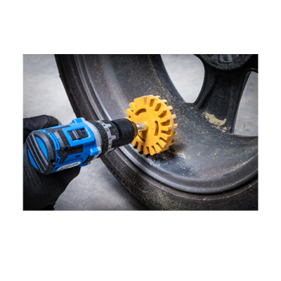 Mise en situation de la gomme enlève autocollants Ø 100 mm pour perceuse