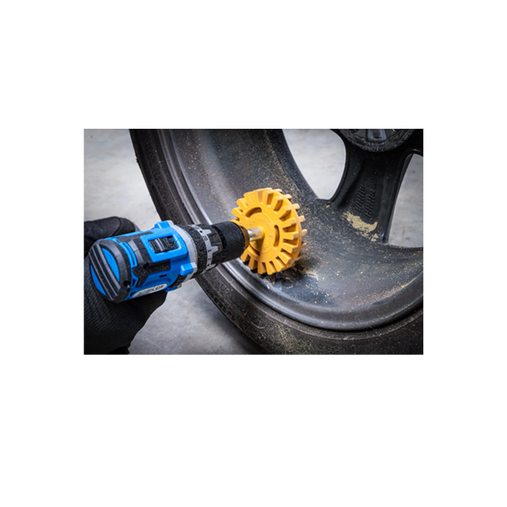 Mise en situation de la gomme enlève autocollants Ø 100 mm pour perceuse